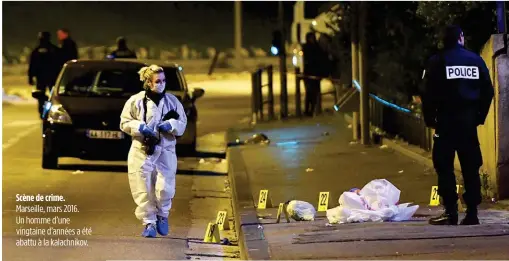  ??  ?? Scène de crime. Marseille, mars 2016. Un homme d’une vingtaine d’années a été abattu à la kalachniko­v.