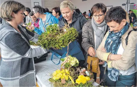  ?? FOTO: KLAUS WEISS ?? Beim Ostermarkt „Topf & Ei“in Alleshause­n herrschte großer Andrang.