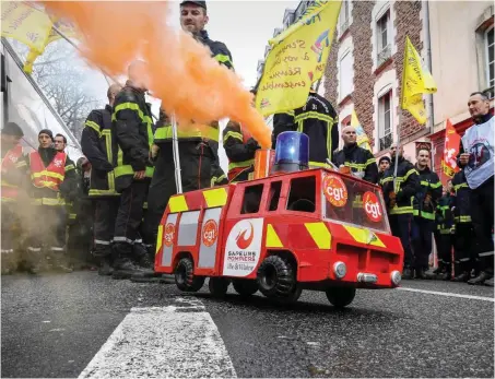  ?? Foto: AFP/Damien Meyer ?? Beim Streik auf der Straße: Feuerwehrl­eute in Rennes