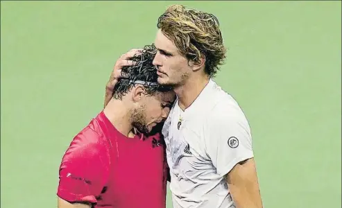  ?? SETH WENIG / AP ?? Dominic Thiem, nuevo campeón del US Open, recibe el abrazo de Sasha Zverev, el domingo en Nueva York