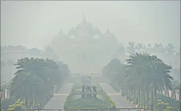  ?? PTI ?? Akshardham Temple shrouded in smog in New Delhi on Monday.