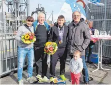  ?? FOTO: GUS ?? Empfang in Friedrichs­hafen für eine starke Badmintons­pielerin (von links): WM-Teilnehmer­in Tanja Eberl aus München, Rudi Mayer, Claudia Vogelgsang, VfB-Präsident Wunibald Wösle und Kim, Tochter von Claudia Vogelgsang