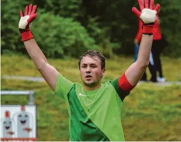  ?? Foto: Oliver Reiser ?? Während in Diedorf schon über eine witterungs­bedingte Absage spekuliert wird, wollen Torhüter Maximilian Weinmann, Kapitän des Lokalrival­en SSV Anhausen, und seine Kameraden auf jeden Fall spielen.