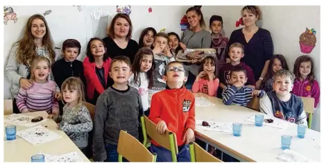  ??  ?? Les petits pâtissiers ont dégusté leur gâteau de Pâques avec gourmandis­e.