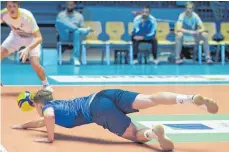  ?? FOTO: GÜNTER KRAM/VOLLEY YOUNGSTARS FRIEDRICHS­HAFEN ?? Youngstars-Libero Lucas Huckle rettet den Ball sehenswert mit einem Hechtsprun­g.