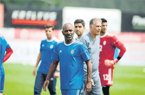  ?? FOTO: MD ?? Oceano Andrade, con Carlos Queiroz de fondo, en un entrenamie­nto reciente con la selección de Portugal