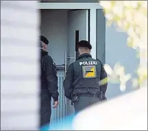  ??  ?? Im Morgengrau­en stürmten Elitepoliz­isten die Wohnung des Verdächtig­en in Rottenburg am Neckar im deutschen BadenWürtt­emberg. Der 29- Jährige wurde verhaftet.