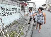  ?? CHRISTIAN VÁSCONEZ / EXPRESO ?? Hechos. Familiares de los niños muestran cómo quedó el arco.