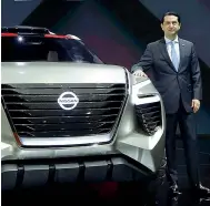  ??  ?? Nissan Il presidente dell’area Nord America del colosso giapponese, José Muñoz (nella foto), posa accanto al concept della nuova X Motion svelato ieri al Salone dell’Auto dI Detroit