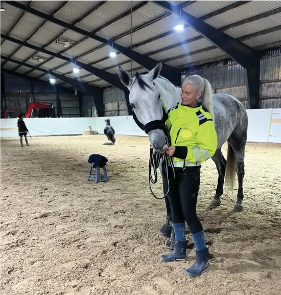  ?? BILD: PRIVAT ?? Emilia Åhman fick hästen Agora i somras och anlitade direkt en sadelprova­re för att kunna rida henne. Men efter några veckor fick Agora inflammati­on i länden.