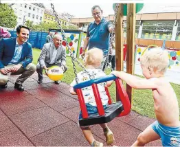  ??  ?? Vizebürger­meister C. Wiederkehr (li.) hat Spaß im Hallenbad Brigittena­u