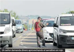  ??  ?? Un señor demanda dinero aprovechan­do el semáforo en rojo.