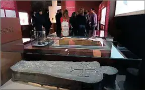  ??  ?? Un cercueil en plomb similaire à celui de Louise de Quengo est exposé.