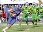  ?? JOE JASZEWSKI / IDAHO STATESMAN ?? Receiver Cedrick Wilson scores a first-half touchdown during his 221-yard performanc­e in Boise State’s victory in the Las Vegas Bowl.