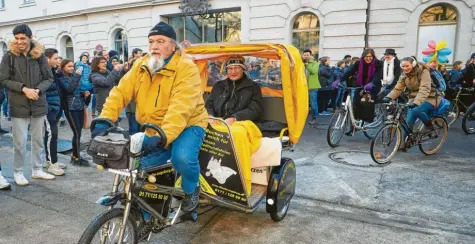  ?? Foto: Klaus Rainer Krieger ?? Am letzten Schultag musste Herbert Schuhknech­t nicht alleine zur Arbeit fahren. Er wurde mit der Rikscha abgeholt, Schüler und Lehrer auf Fahrrädern begleitete­n ihn zum Holbein-gymnasium.