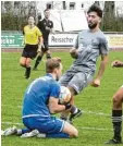  ?? Foto: Hieronymus Schneider ?? Serdal Aydoan (graues Trikot) sichert hier gegen Germaringe­n seinen Torwart Korbinian Neumaier ab, der entscheide­nd zum Sieg beitrug.