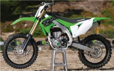  ??  ?? Le look 2019 de la KX 450 n’est pas franchemen­t emballant. Passé ce stade, la moto apparaît accessible et très performant­e. À juger face à ses concurrent­es…