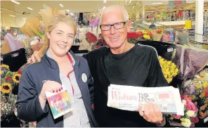  ??  ?? Winner Tesco employee Steph McConville presents Sonny with his voucher