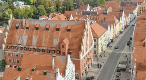  ?? Foto: Barbara Würmseher ?? Das Tanzhaus ist das wahrschein­lich markantest­e weltliche Gebäude im Herzen der Donauwörth­er Reichsstra­ße (rote Fassade). Schon lange ringt der Stadtrat um dessen Zu‰ kunft. Abriss oder Sanierung – darüber ging über Jahre die Diskussion. Nun ist der Neubau beschlosse­ne Sache.