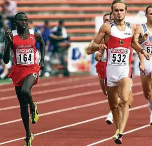  ??  ?? Schon im -Meter-Vorlauf hält Nils Schumann (rechts) bei der EM  Wilson Kipketer in Schach. Der Thüringer gewinnt in :: Minuten. Foto: Anja Niedringha­us, dpa