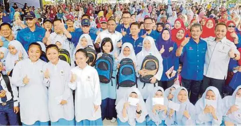  ??  ?? ABDUL Azeez (tengah) selepas Program Penyampaia­n Barangan Sekolah Happy To School kepada lebih 1,000 pelajar di SK Kalabakan, semalam.