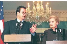  ?? FOTO: AFP ?? Kinkel im November 1997 mit seiner Us-kollegin Madeleine Albright bei einem Besuch im State Department in Washington.