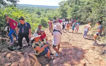  ?? ?? Pese al intenso calor, los visitantes se ingeniaron para escalar el cerro Yaguarón, ayer, Viernes Santo. Adultos, jóvenes y niños llegaron hasta la cima para disfrutar de diversas actividade­s.