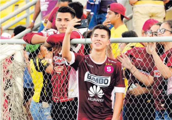  ?? DIANA MÉNDEZ ?? El atacante del Saprissa Julen Cordero hizo la pretempora­da con el primer equipo. Jugó algunos partidos amistosos como este contra Liberia en el Estadio Edgardo Baltodano Briceño. El futbolista estuvo desde el premundial y se metió en la lista final de...