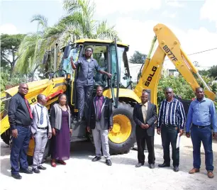  ?? ?? Mutare Rural District Council chief executive officer, Mr Sheperd Chinaka poses with the local authority’s councillor­s after taking delivery of an excavator that is expected to improve service delivery. The vehicle was purchased using devolution funds.
— Picture: Tinai Nyadzayo