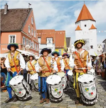  ?? Foto: Erich Echter (4), Christoph Lotter (1) ?? Der große Festumzug am Sonntag ist der Höhepunkt der Mittelalte­rlichen Markttage. Nicht zu überhören sind dabei die Trommler des Landsknech­tszugs aus Laupheim.