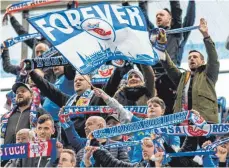  ?? FOTO: FOTOSTAND/VOELKER/IMAGO IMAGES ?? Da werden einige glücklich sein: 777 Fans sind heute bei Drittligis­t Hansa Rostock erlaubt – probeweise.