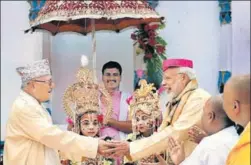  ?? PTI ?? PM Narendra Modi greets his Nepal counterpar­t KP Oli at Janakpur’s Janaki temple.