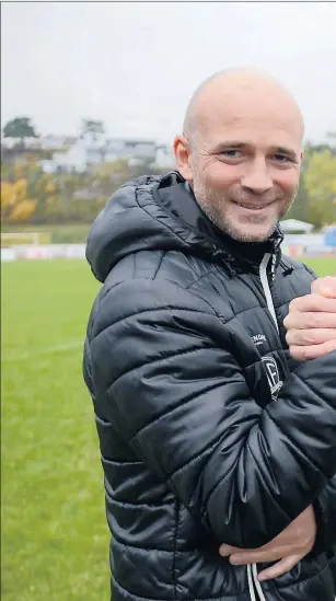  ??  ?? HISTORISK GODE: Knut Tørum (t.v.) har ledet Arendal Fotball til opprykk til eliteserie­n på rad. Både Tørum og Sandstø har vaert trenere i Start og har tatt med