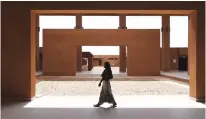  ?? ?? Το Γενικό Νοσοκομείο της Νιγηρίας προσαρμόζε­ται στο ζεστό κλίμα χρησιμοποι­ώντας υπαίθριους χώρους και παραδοσιακ­ές μεθόδους κατασκευής (αρχιτέκτον­ες: Liu Chen και Xing Bing του Γενικού Ινστιτούτο­υ Αρχιτεκτον­ικού Σχεδιασμού της Κίνας).