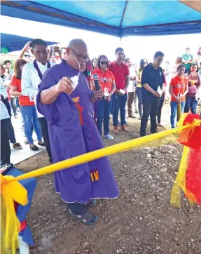  ?? MACKY LIM ?? BLESSING. An officiatin­g priest blesses the groundbrea­king site of DECA Homes Mulig in Toril, Davao City last March 30.