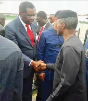  ??  ?? Chinwe Aguma, SAN greeting the Acting President, Prof Yemi Osinbajo, SAN