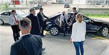  ?? SCREENSHOT/SRF ?? Auch Bundespräs­ident Guy Parmelin benötigte für die «Arena» schon Polizeisch­utz.