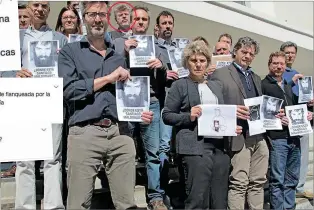  ??  ?? CRÍTICAS. En Twitter, Lodola (círculo rojo) suele cruzar al Gobierno por sus decisiones políticas. Junto a colegas, pidió por la aparición de Santiago Maldonado.