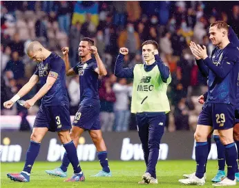  ?? ?? Jogadores do FC Porto celebram triunfo com os adeptos que se deslocaram ao Bessa