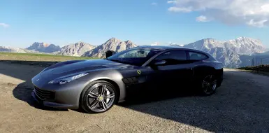  ??  ?? Sogno La Gtc4 Lusso: dopo il debutto al salone di Ginevra, la casa del Cavallino ha scelto Brunico e la val Pusteria per i test su strada