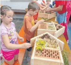  ?? FOTO: ANDREA UTZ ?? Letzter Schliff: Die Kinder vollenden ihre Insektenho­tels.