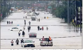  ?? (Photo AFP) ?? Les rues de la plus grande ville du Texas se sont transformé­es en rivières au débit rapide.