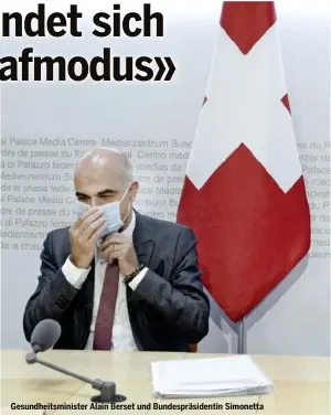  ??  ?? Gesundheit­sminister Alain Berset und Bundespräs­identin Simonetta Sommaruga mit Maske. KEY