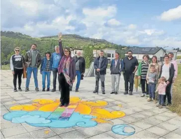  ?? ?? Marga Ganuza calcula la hora en el reloj analemátic­o (de sol) de la plaza de las 13 Rosas.