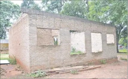  ??  ?? Una de las aulas inconclusa­s y abandonada­s en la compañía San Luis de Yby Pytã.