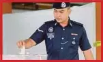  ??  ?? ANGGOTA polis membuang undi awal di Balai Polis Seri Kembangan.