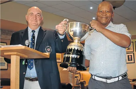  ?? Picture: ROB KNOWLES ?? WINNER’S GLORY: After two days of hard golf over last weekend at the Jordan Club Challenge, played at the Royal Port Alfred Golf Club, club captain Paul Griffiths handed the trophy to overall winner Colin Mavuso