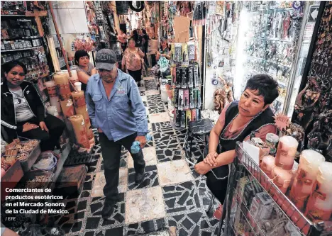  ?? / EFE ?? Comerciant­es de productos esotéricos en el Mercado Sonora, de la Ciudad de México.