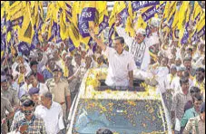  ?? PTI ?? AAP convener Arvind Kejriwal during a roadshow in Gujarat’s Rajkot district on November 7.