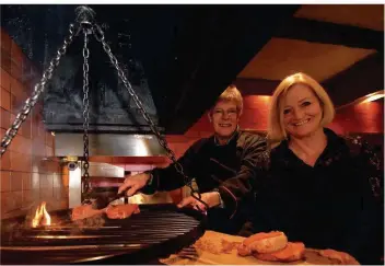  ?? FOTO: THOMAS SEEBER ?? Esther und Klaus-Günter Koch an ihrem allseits bekannten Schwenker im Gastraum der „Bauernstub­e“.